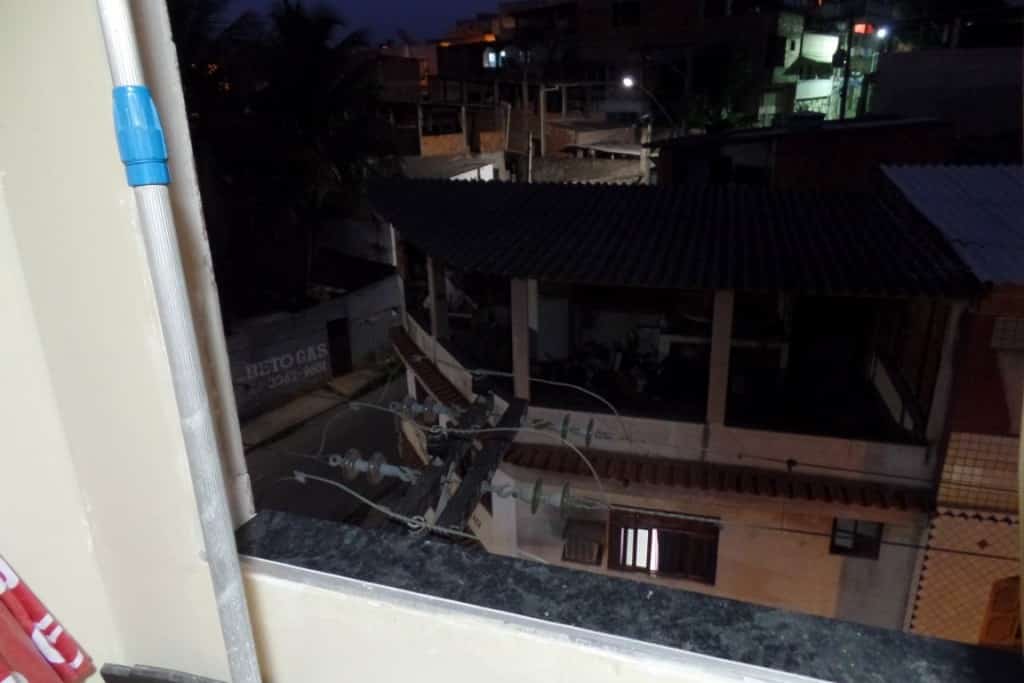 O poste fica em frente da casa onde Lucas morava. Ele usou uma escova de piscina com cabo de alumínio para tentar pegar linha de pipa. Foto: João Thomazelli/Portal 27