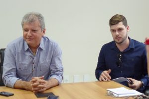 O prefeito, ao lado do secretário Danilo Bastos, falou da importância da conclusão da licitação dos ônibus. Foto: João Thomazelli/Portal 27