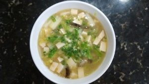 E ainda tem a sopa de Tofu com Shiitake, que é uma delícia