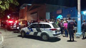 Mais de 300 pessoas estavam no baile e foram revistadas pela polícia. foto: colaborador