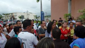 Os manifestantes se reuniram na frente do Fórum e discutiram as ações para esta terça-feira. foto: João Thomazelli/Portal 27
