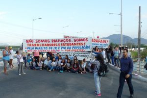 os manifestantes fechavam uma das vias da ponte de dez em dez minutos. Foto: João Thomazelli/Portal 27