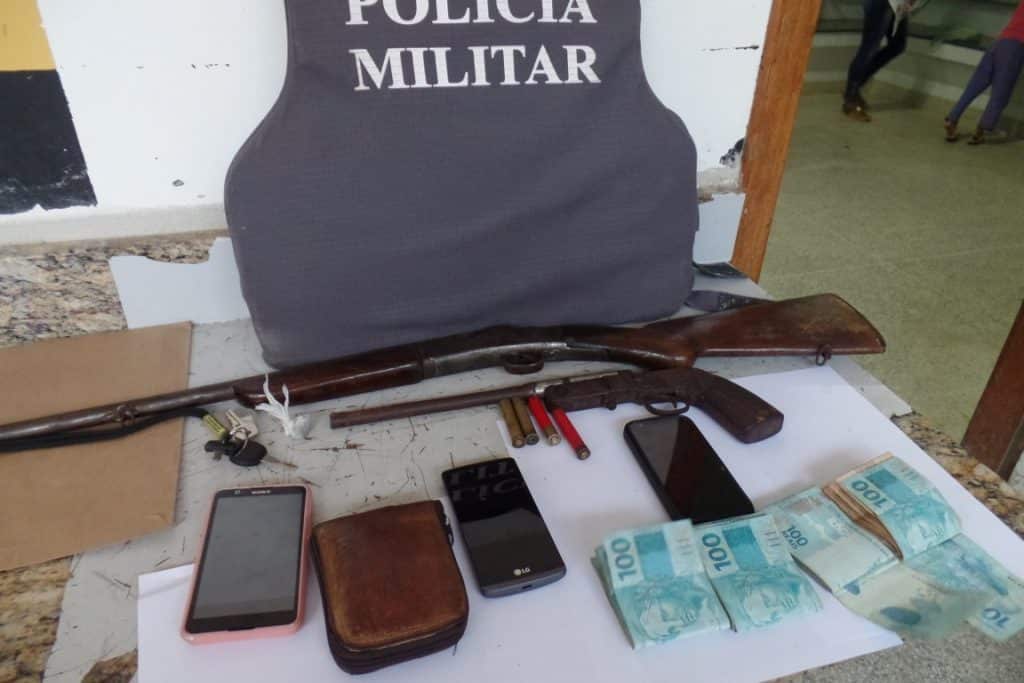 Três armas foram apreendidas no local onde Sidnei estava escondido. Dinheiro e uma bucha de maconha também foram encontrados pela polícia. Foto: João Thomazelli/Portal 27