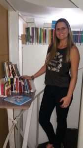 Adriana montou uma biblioteca para os funcionários dentro da loja.