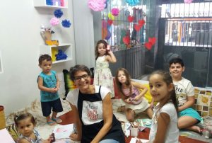 Enquanto os pais fazem as compras, as crianças aprendem a fazer artesanato.