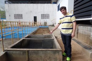Thiago Furtado mostra por onde chegam as águas do rio Beneventes.