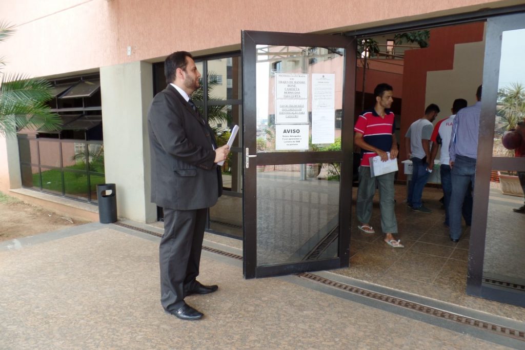 O advogado Nelson Aguiar chegou por volta das 13h30 no Fórum para entrar com o pedido de liminar. Foto: João Thomazelli/Portal 27