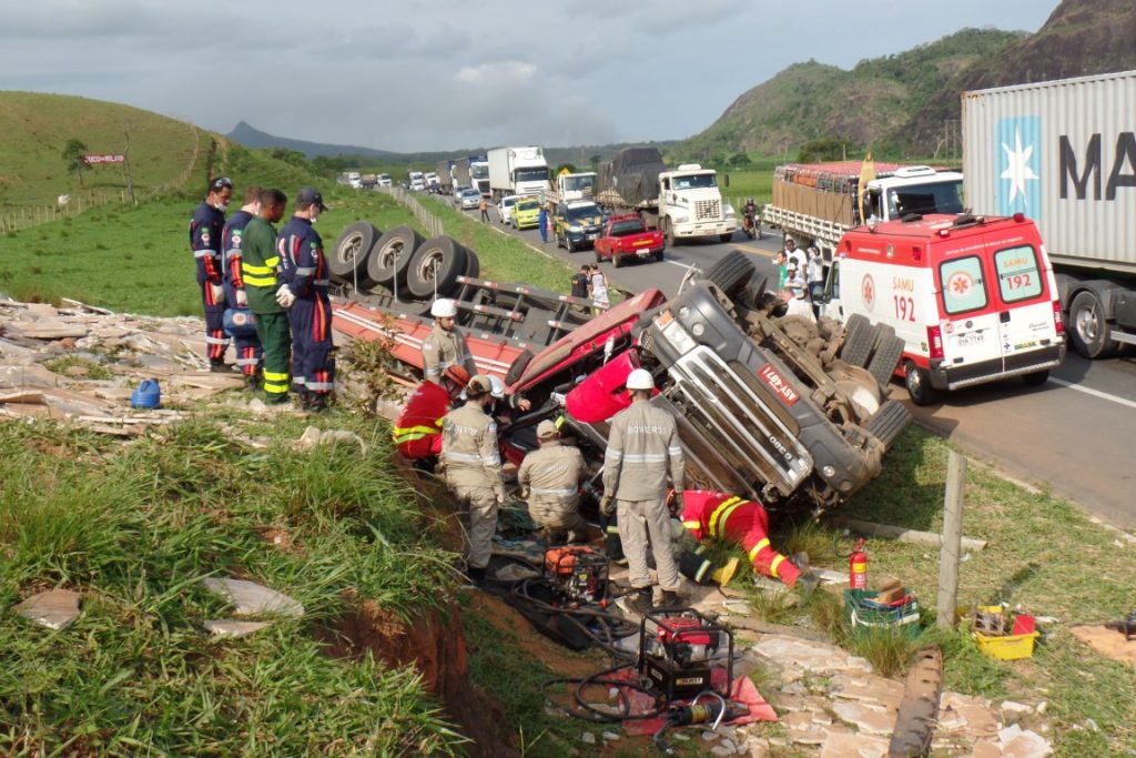 Uma mulher ficou preso na cabine da carreta e teve que ser retirada com a ajuda dos Bombeiros, Samu e do resgate da BR-101. Foto: João Thomazelli/Portal 27