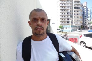 Alexandre foi em busca de analgésico e antibiótico para o filho, mas saiu de mãos vazias. Foto: João Thomazelli/Portal 27
