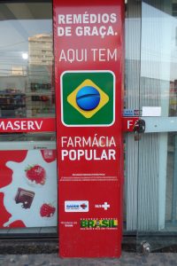 O paciente pode tentar adquirir remédios de baixo custo em farmácias com este placa. Foto: João Thomazelli/Portal 27
