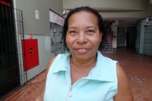 Silvana esperou e teve que pegar ônibus cheio no ponto do Transcol. Foto: João Thomazelli/Portal 27
