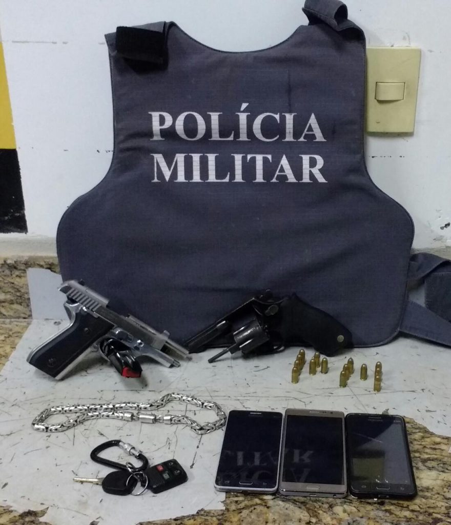 As armas estavam dentro de um veículo com três suspeitos. Eles foram conduzidos para a delegacia. Foto: PM