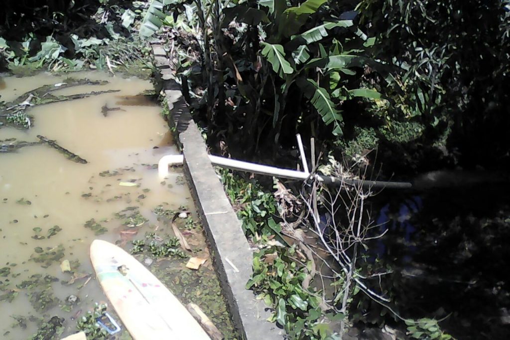 Em uma das fotos enviadas pelo leitor, é possível ver um cano drenando a água da lagoa. Foto: colaborador