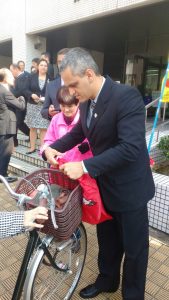 Na campanha de prevenção de furto em bicicletas na província de Osaka sendo observado por uma voluntária a colocação da bolsa protetora na cesta da bicicleta. Divulgação