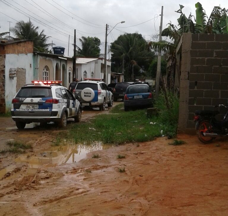 Os suspeitos fugiram à pé pelas ruas do bairro Santa Mônica. Foto: colaborador Whatsapp