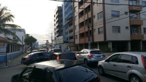 Na avenida Praiana também havia engarrafamento para quem tentava chegar em Muquiçaba. Foto: divulgação