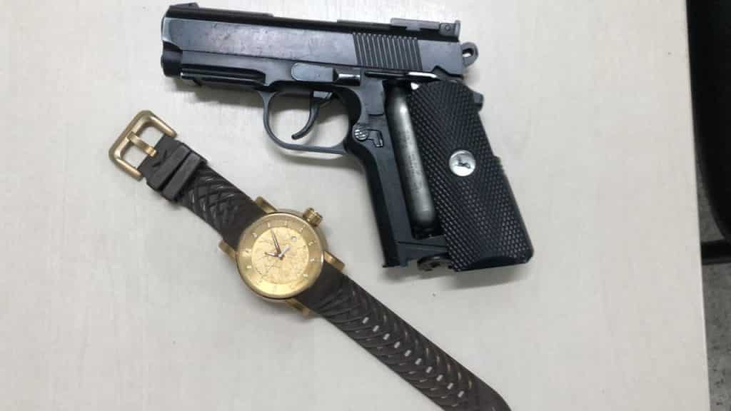 arma falsa e relógio