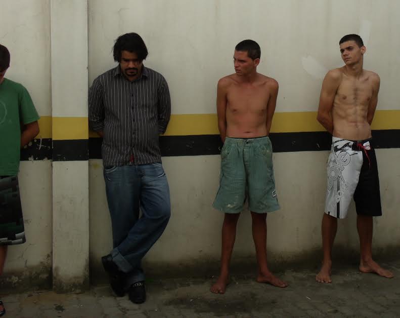 Jackson (camisa social), Marcos Vinicio (de bermuda verde) e Leon, foram encaminhados para o CDP de Guarapari