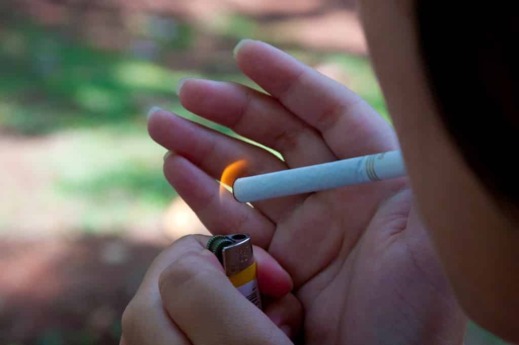 Além dos gastos, risco de doenças cardíacas aumenta em 30% para quem fuma apenas um cigarro por dia.