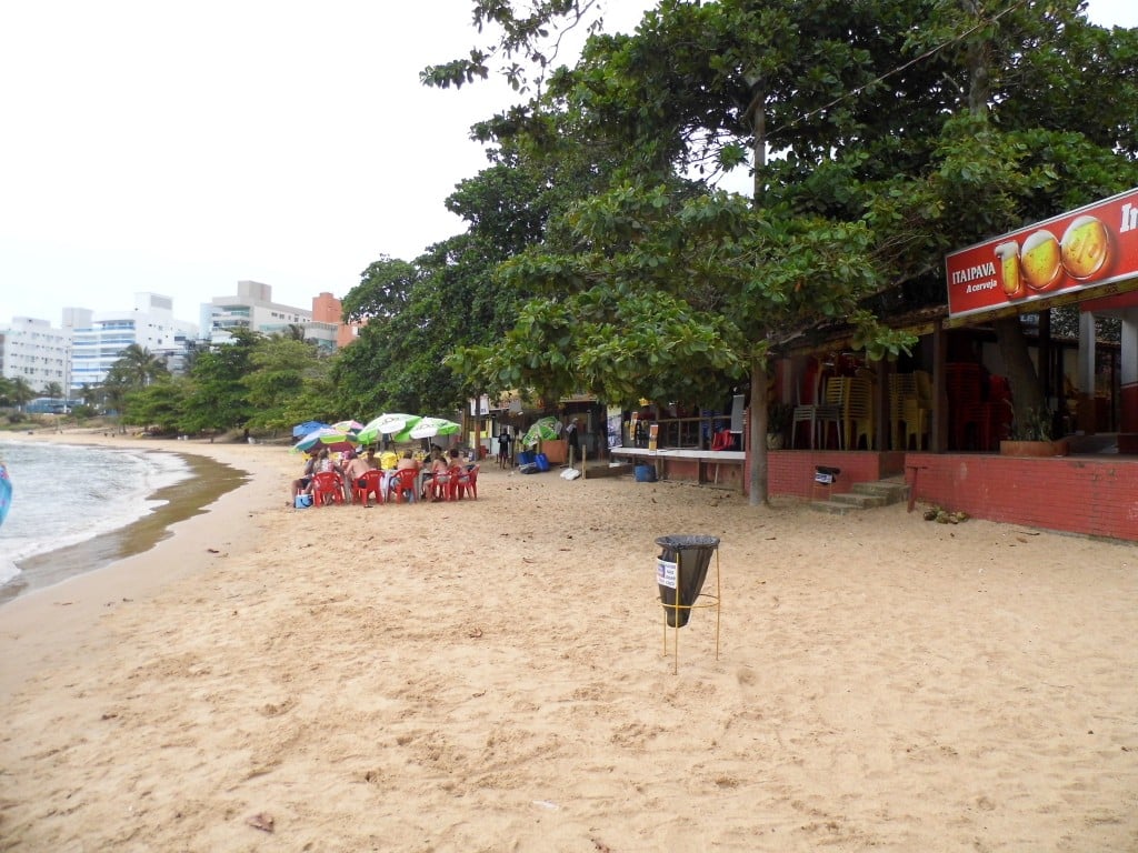 Os comerciantes foram proibidos de colocar mesas e cadeiras nas  areias da Praia de Percanga