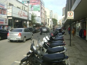 A avenida Dr. Roberto Calmon, no Centro, é uma das ruas onde será cobrado o rotativo em Guarapari