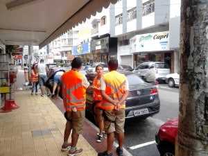 Agentes  estão orientando os motoristas sobre o funcionamento do rotativo na cidade. Foto: João Thomazelli/Portal 27