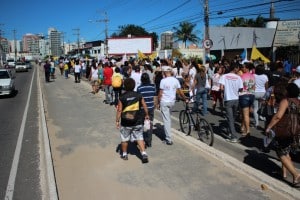 Os servidores seguiram em passeata até o Centro de Guarapari. Foto: João Thomazelli/Portal 27
