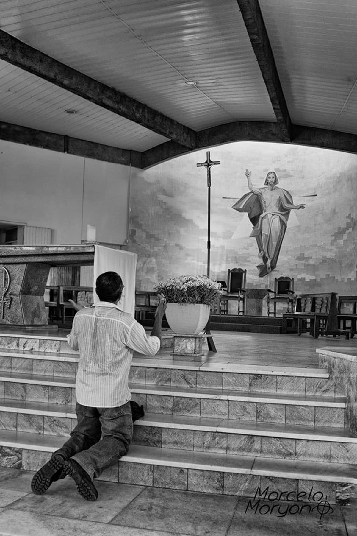 Foto:  © Marcelo Moryan / Todos os Direitos Reservados / Devoto na Igreja Matriz em Guarapari - ES