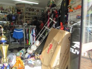 Além de saquearem a loja, os bandidos quebraram vários objetos . Foto: Divulgação