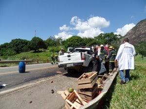Parte da carga do caminhão que vinha da Ceasa ficou na pista. Foto: João Thomazelli/Portal 27