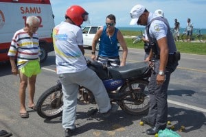Segundo a Polícia Militar, a moto de Edvaldo foi levada por um amigo da família que estava no local. Foto: Vinícius Rangel.