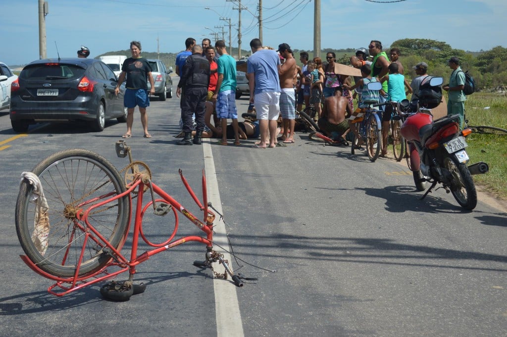 A bicicleta em que estava Ademar ficou completamente destruída (destaque). Foto: Vinícius Rangel.