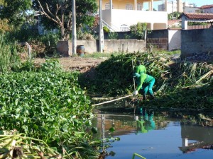 Quatro funcionários fazem a limpeza do rio. foto: João Thomazelli/Portal 27