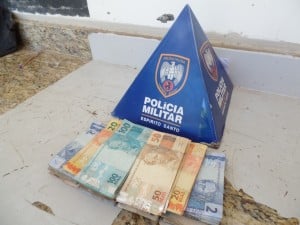 Parte do dinheiro roubado foi dispensado pelos bandidos e recuperado. Foto: João Thomazelli/Portal 27