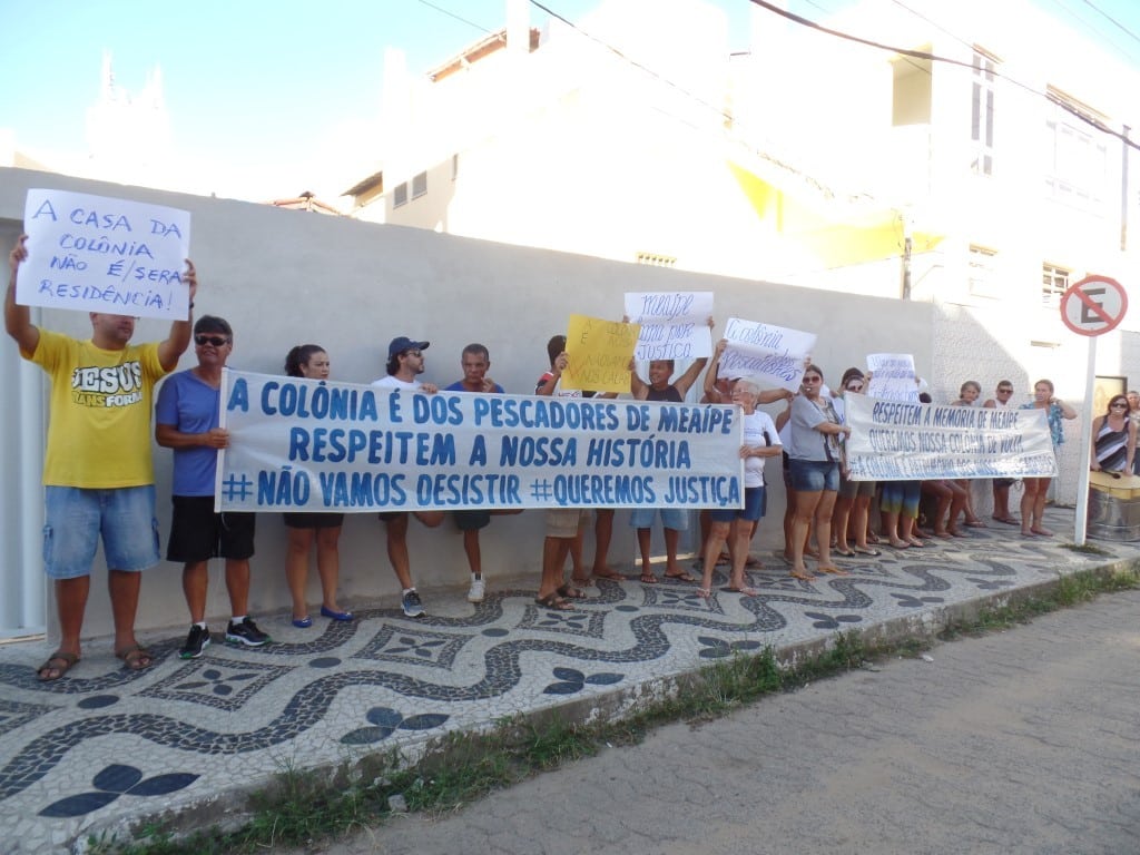 Manifestantes foram para a frente da casa protestar contra a ocupação. Foto: João Thomazelli/Portal 27