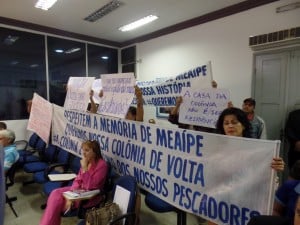 Moradores de Meaípe levaram faixas e cartazes para a Câmara. Foto: João Thomazelli/Portal 27