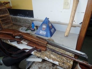 Duas espingardas calibres 12 e 36 e uma de pressão foram apreendidas na casa do detido. foto: João Thomazelli/Portal 27