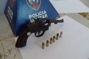 Maicon usou este revólver calibre 32 para render a vítima do assalto. Foto: João Thomazelli/Portal 27