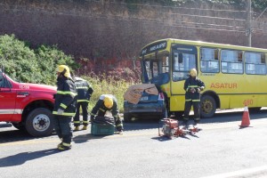 O veículo ficou praticamente debaixo do ônibus. Foto: João Thomazelli/POrtal 27