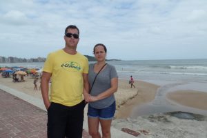 Álisson e Cláudia pararam para olhar o triste espetáculo nas areias da Praia do Morro. Foto: João Thomazelli/Portal 27