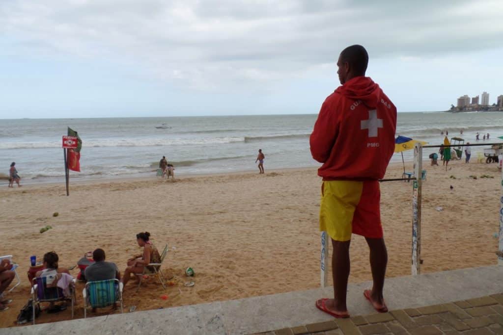 Em menos de três dias os guarda-vidas da Praia do Morro fizeram quase 140 resgates. Foto: João Thomazelli/Portal 27