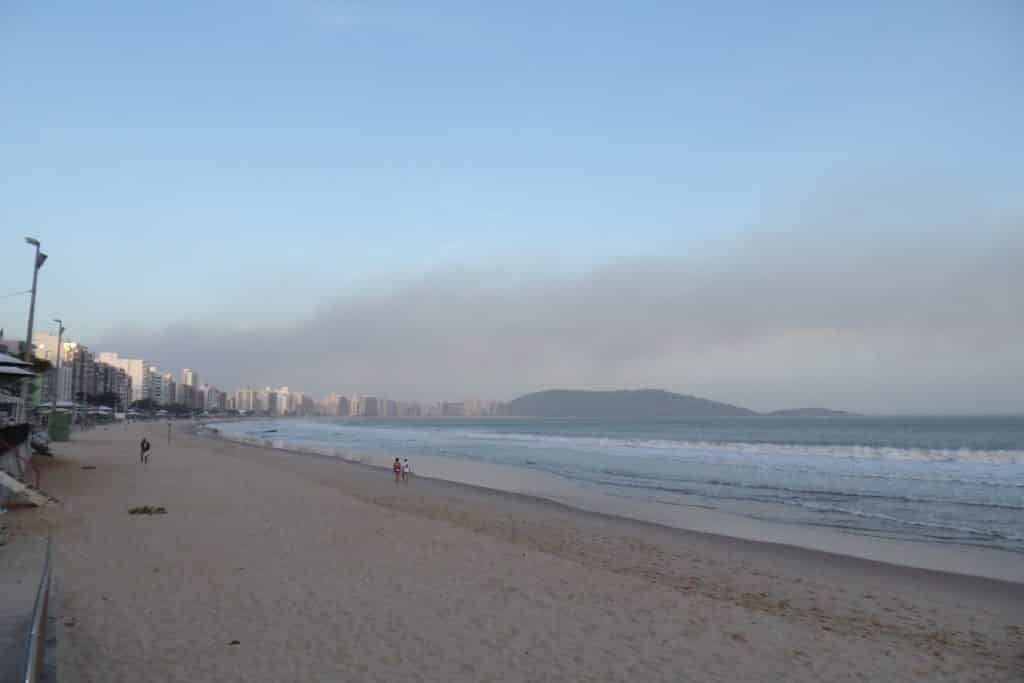 A coluna de fumaça era visível na Praia do Morro. foto: João Thomazelli/Portal 27