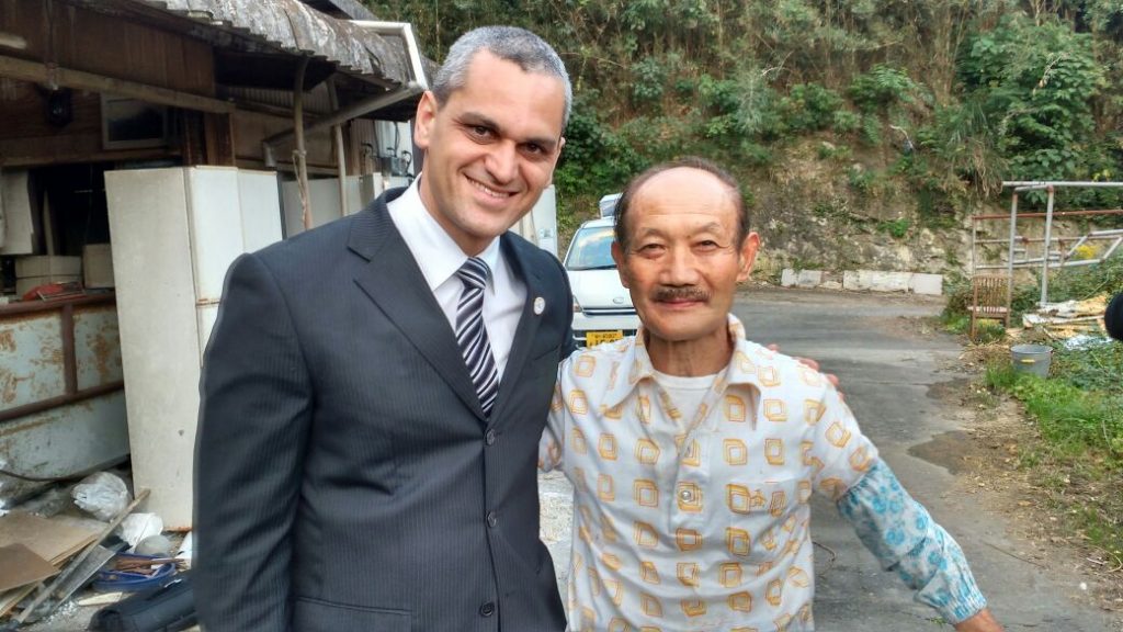 Lourencini com um senhor que teve sua propriedade rural visitada por um policial japonês, para demonstrar aos policiais brasileiros como é feita a visita Comunitária.