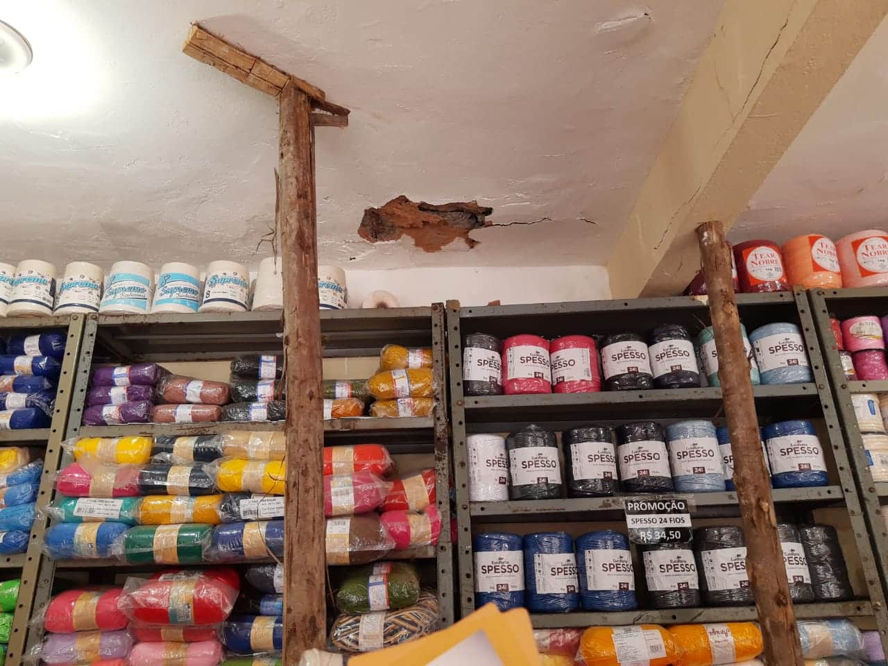 "Começaram a quebrar a loja, trincou a parede, começou a cair o teto da loja com funcionários e clientes dentro", afima comerciante.