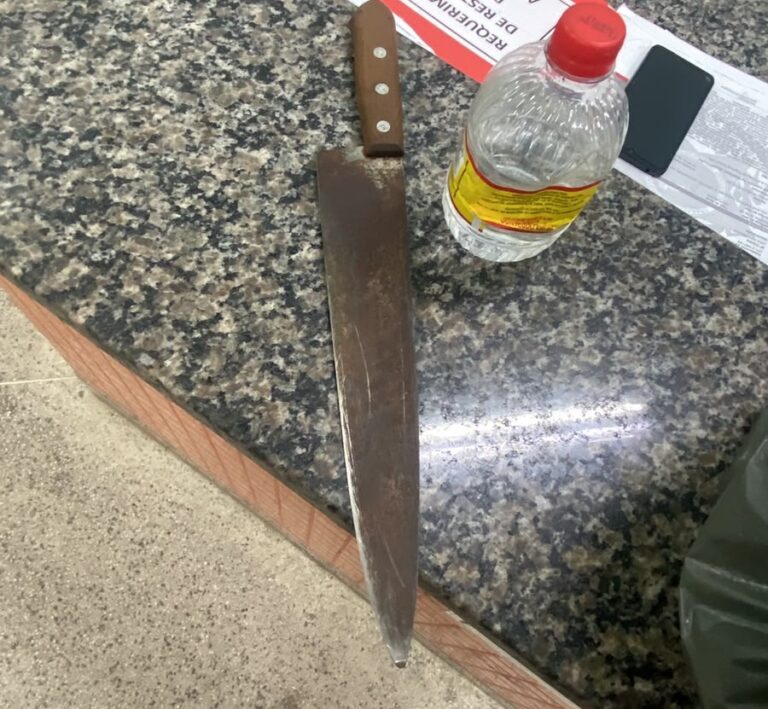 Homem é preso após ameaçar pessoas com faca de 60 centímetros no Centro de Guarapari